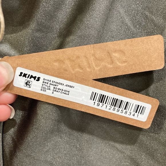 SKIMS- NWT Shine Spandex Jersey Biker Short color Gray Chalk sz Small - Picture 8 of 8